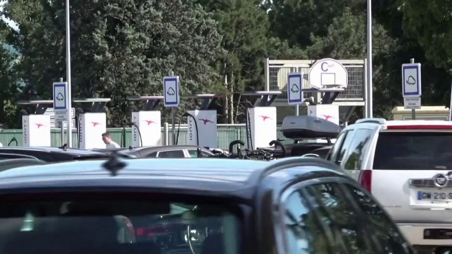 Départs en vacances : les premiers voyageurs prennent la route
          Les premiers départs en vacances ont lieu, vendredi 5 juillet. Entre tensions politiques et météo morose, la pause estivale était attendue de tous.