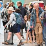 Reportage



  

  
  

      

  

  
    "Moi je vais être vraiment en vacances !" : quand les parents envoient leurs enfants passer l'été chez les grands-parents ou en colonie
          La SNCF attend quelque 450 000 voyageurs dans les gares parisiennes à l'occasion du premier week-end de départ en vacances, dont beaucoup d'enfants qui rejoignent les centres de colonie ou la maison des grands-parents.