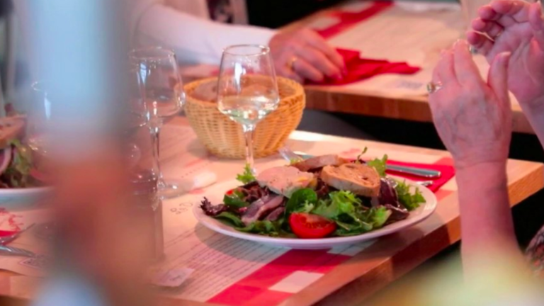 Consommation : est-il possible de bien manger sur les aires d’autoroutes ?
          Sur les autoroutes, les encas proposés dans les aires de repos sont souvent onéreux, et leur goût discutable. Existe-t-il des alternatives ?