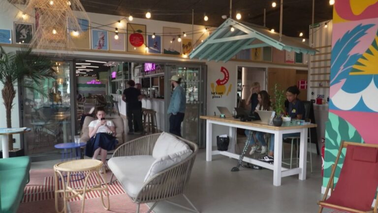 Vacances : l'essor des "hostels", les auberges de jeunesse nouvelle génération
          Nouveau moyen d'hébergement à la mode, l'hostel fonctionne comme une auberge de jeunesse avec des tarifs abordables et un design remis au goût du jour.