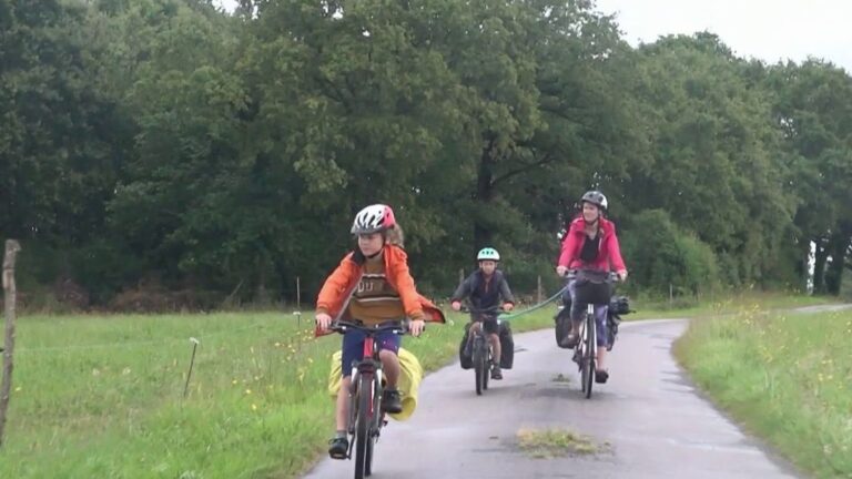 Vacances : le succès des routes aménagées pour les cyclistes
          La France dispose de plus de 21 000 kilomètres d’itinéraires aménagés pour le vélo. Se déplacer autrement, prendre le temps, rencontrer : un bonheur simple.
